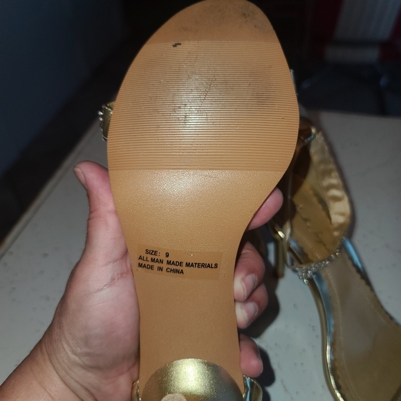 Gold wrap wrounp ankle size 9 pumps. - Picture 6 of 13